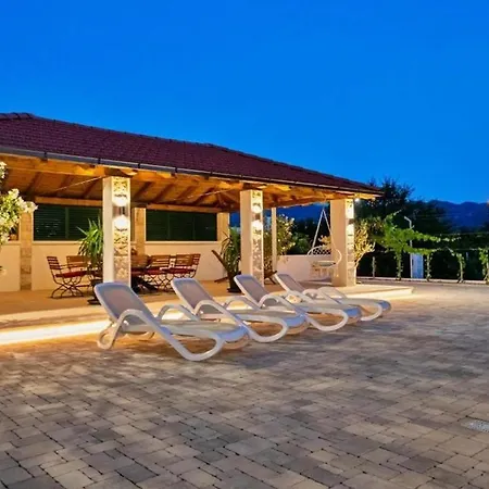 Вилла Zara With Heated Hydromassage-pool