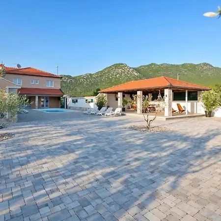 Вилла Zara With Heated Hydromassage-pool *