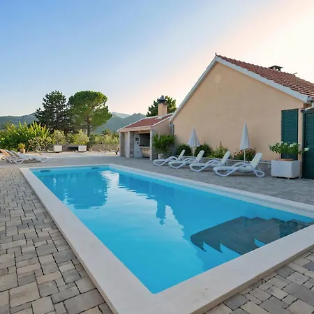 Вилла Zara With Heated Hydromassage-pool *